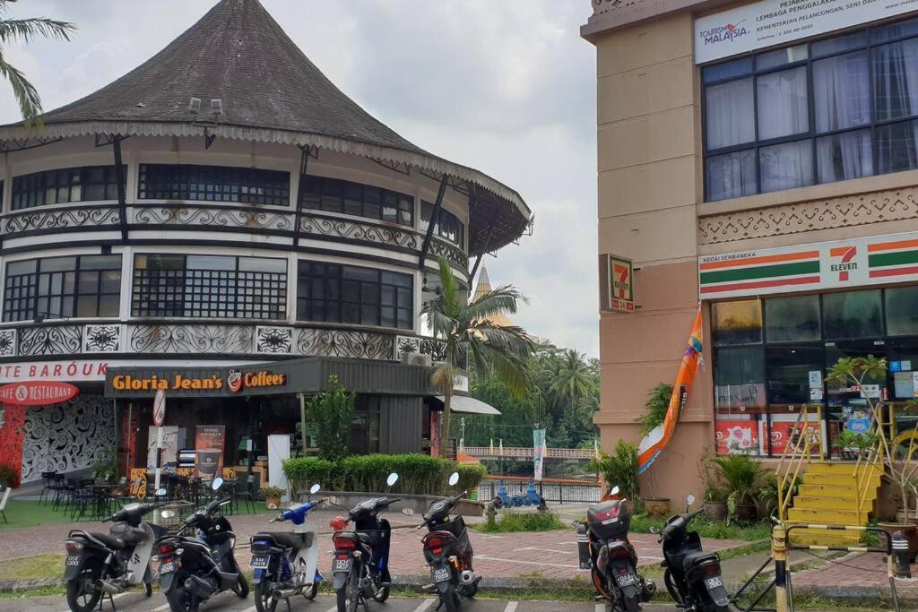 Lovely Waterfront Riverbank Suite With Pool Kuching Exteriör bild